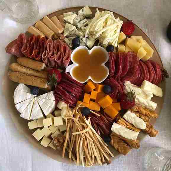 Ingredientes cortados y listos para cocinar en una tabla